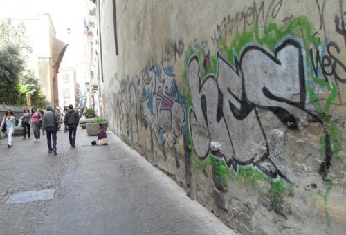 copertura graffiti bansky.jpg